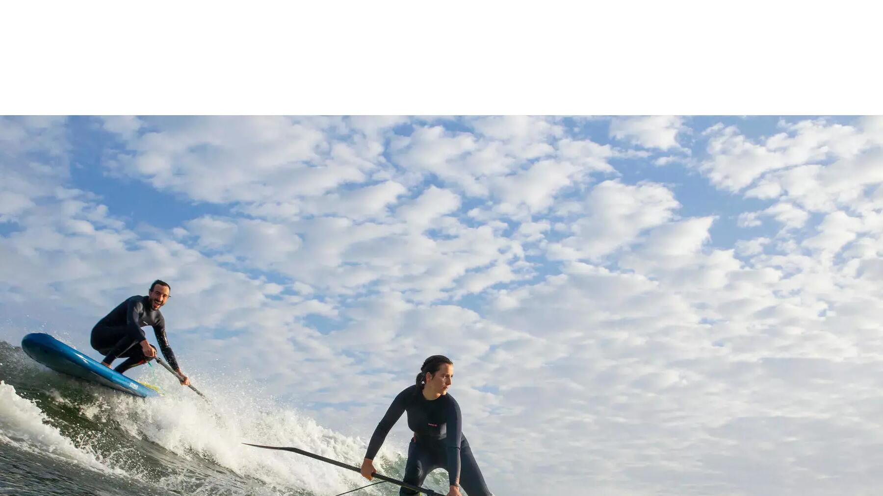 Erfahre hier, wie man mit einem Stand-Up Paddle surfen kann! Alles Wissenswerte auf einen Blick zusammengefasst.