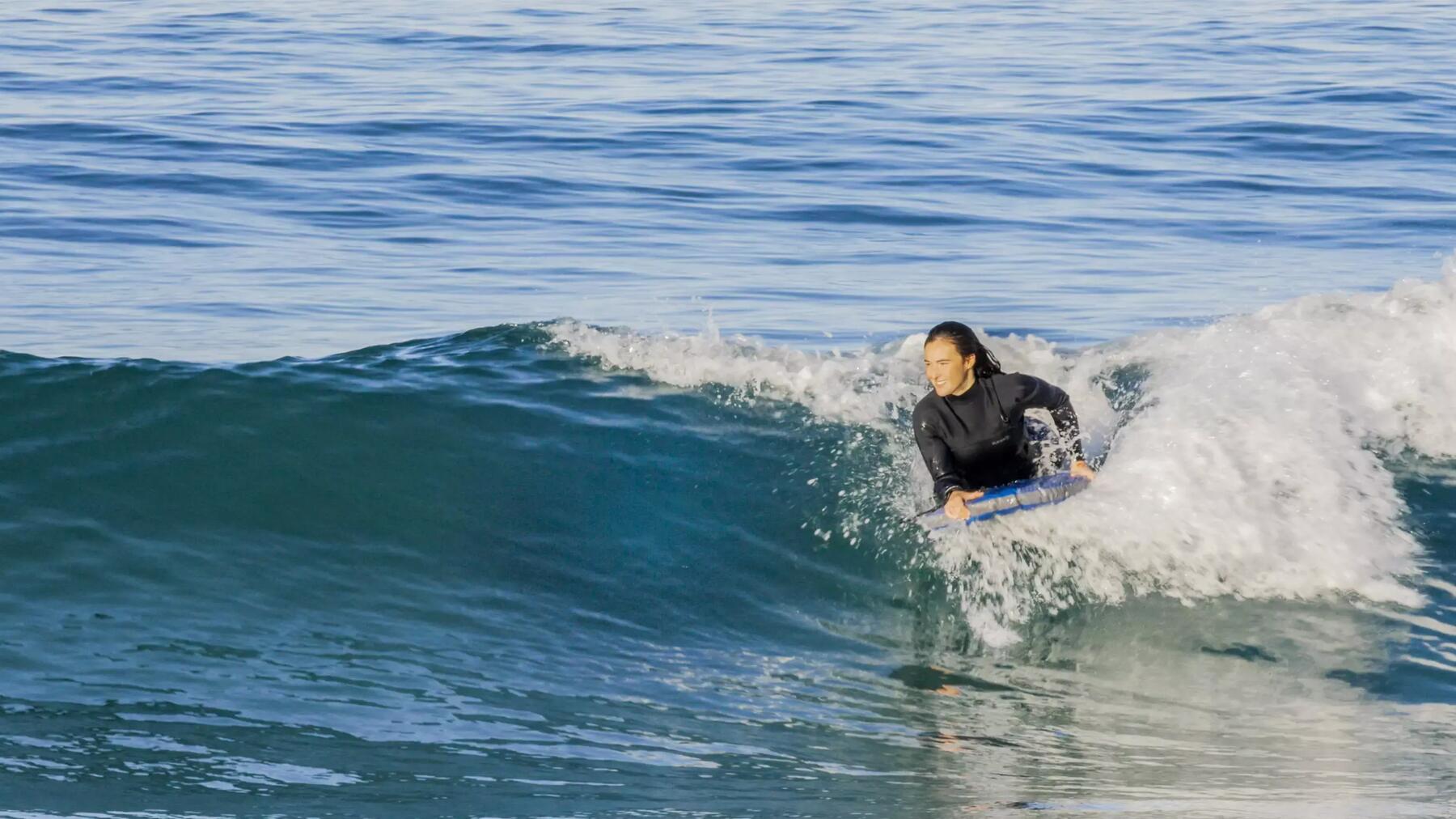 Eine Frau liegt auf einem Bodyboard