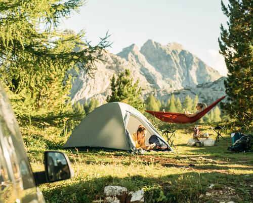 2 femmes en camping profitant du silence de la nature