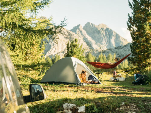pessoas a acampar com tenda