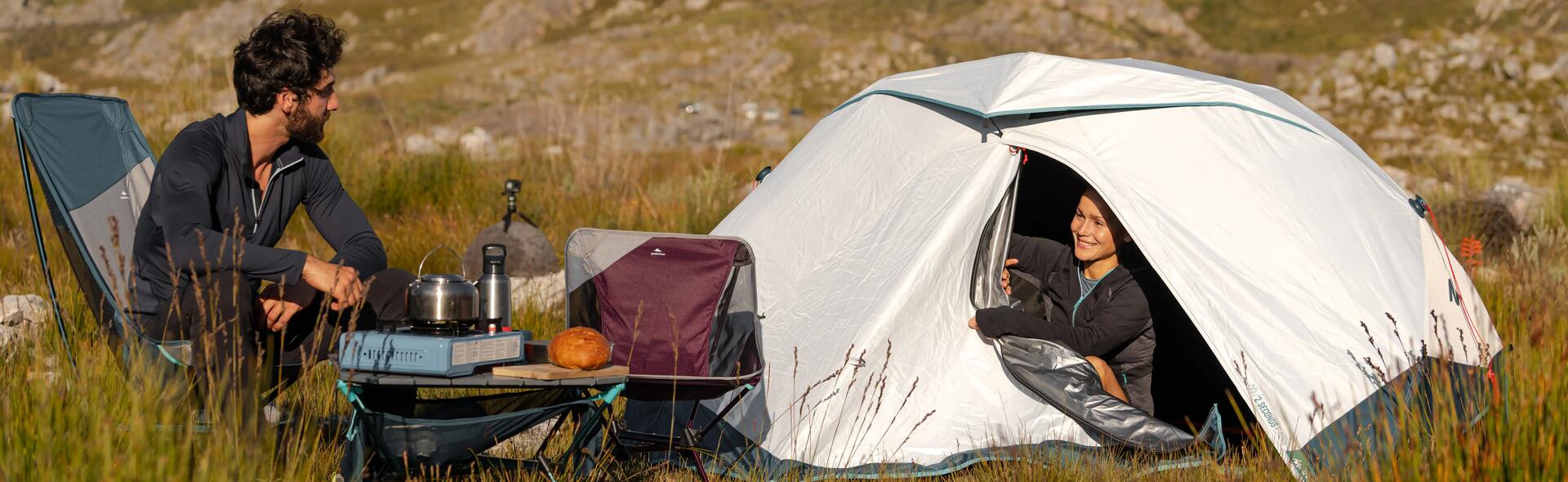 Couple faisant du camping en bivouac