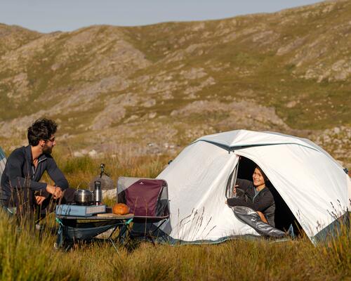Couple faisant du camping en bivouac