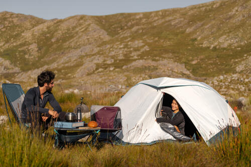 Couple faisant du camping en bivouac
