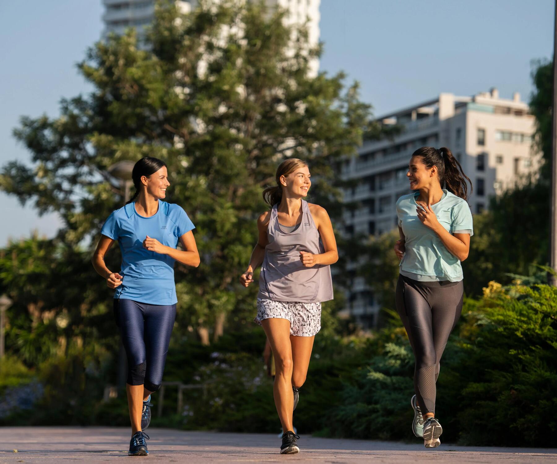 courir ensemble avec le sourire