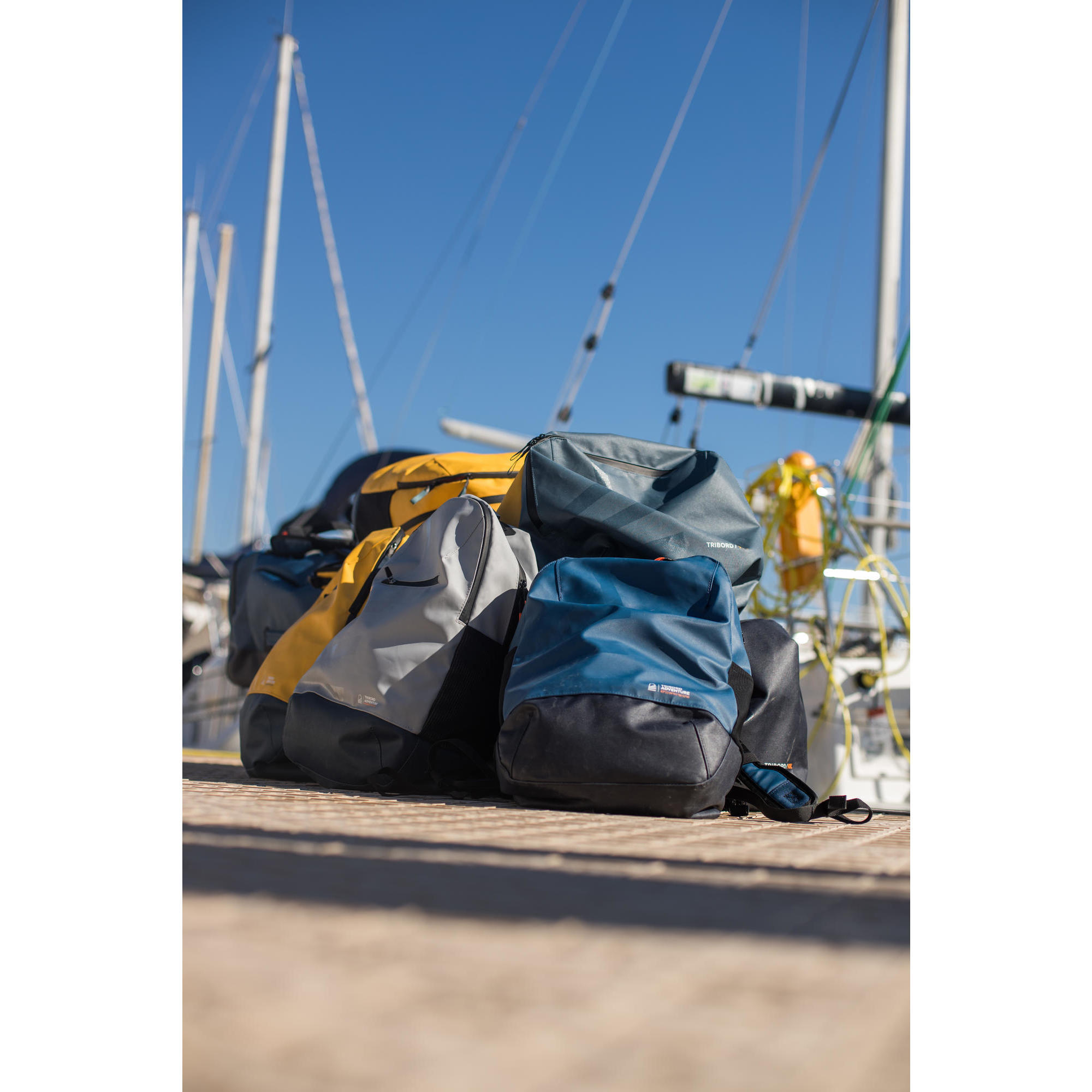 Water-repellent 25-liter Navy backpack