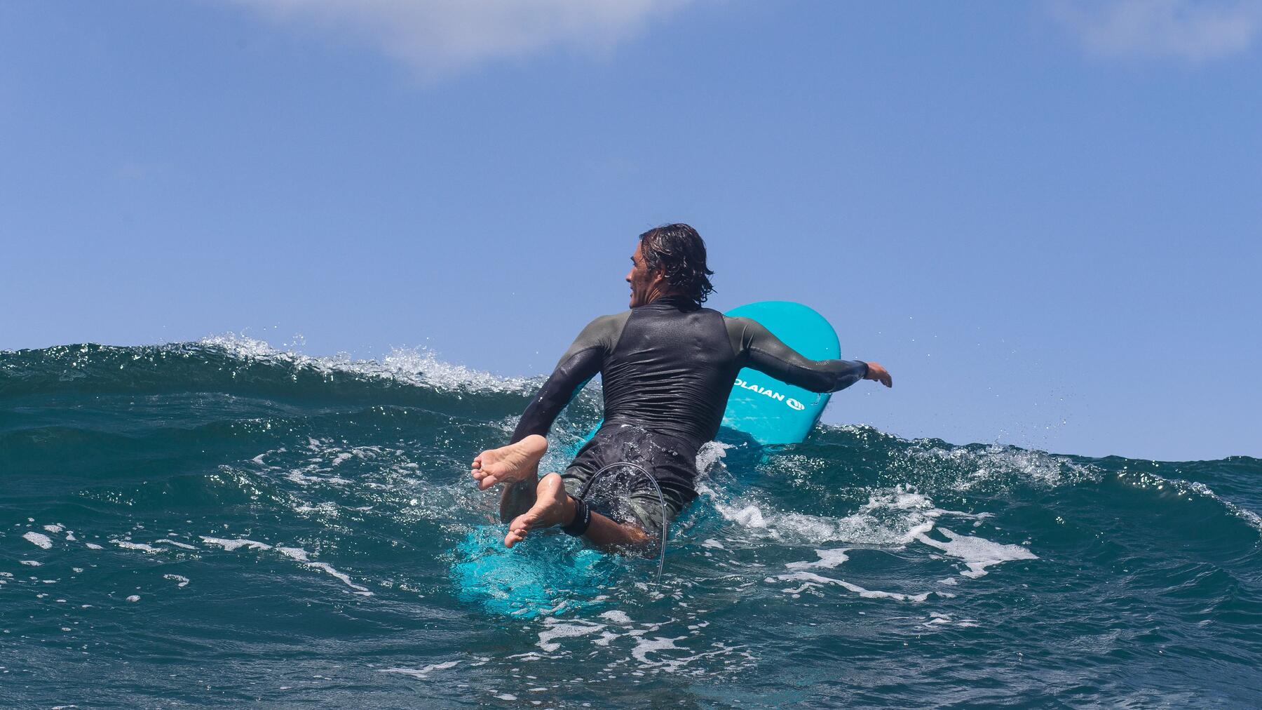 Olaian surfer padeling out