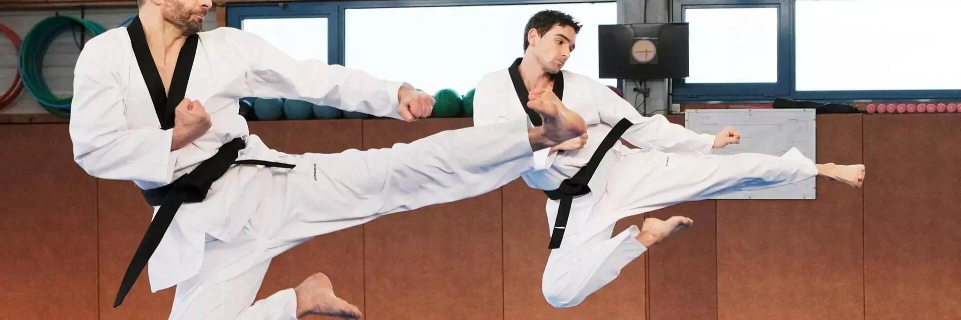 mężczyźni trenujący taekwondo ubrani w doboki