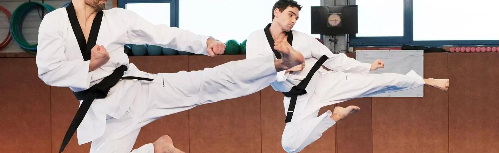 mężczyźni trenujący taekwondo ubrani w doboki