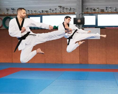 mężczyźni trenujący taekwondo ubrani w doboki
