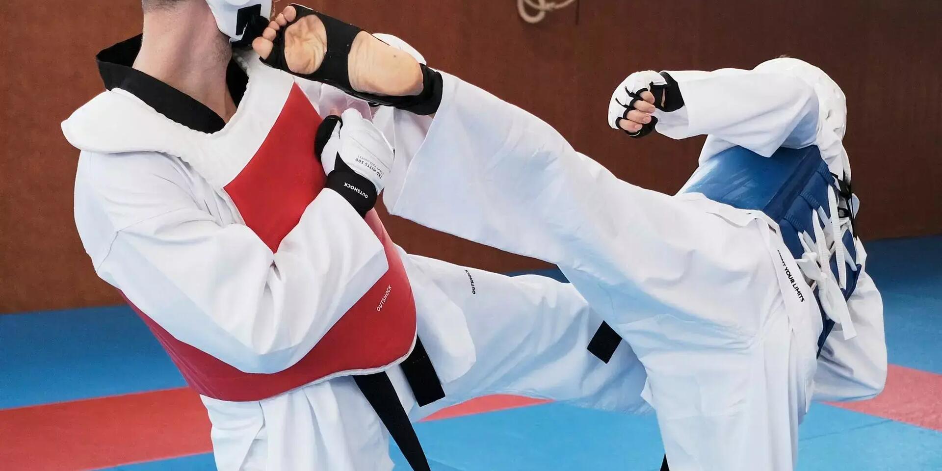 mężczyzna trenujący kopnięcia taekwondo  z trenerem