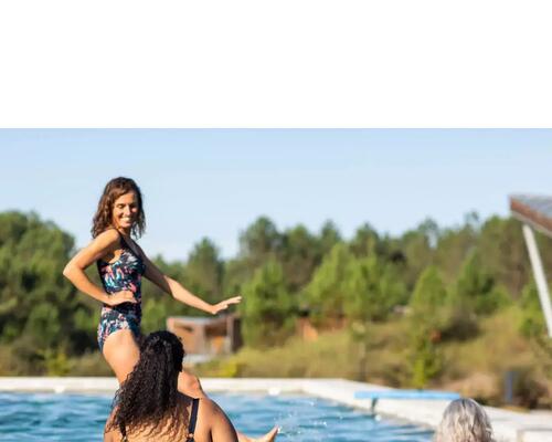 mulheres a fazer execrcicio fisico na piscina