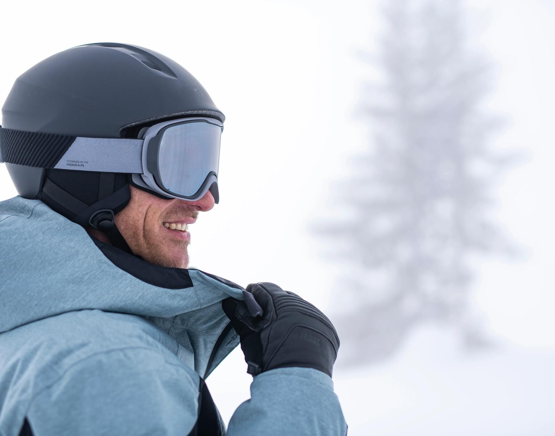 Man wearing a ski helmet and goggle