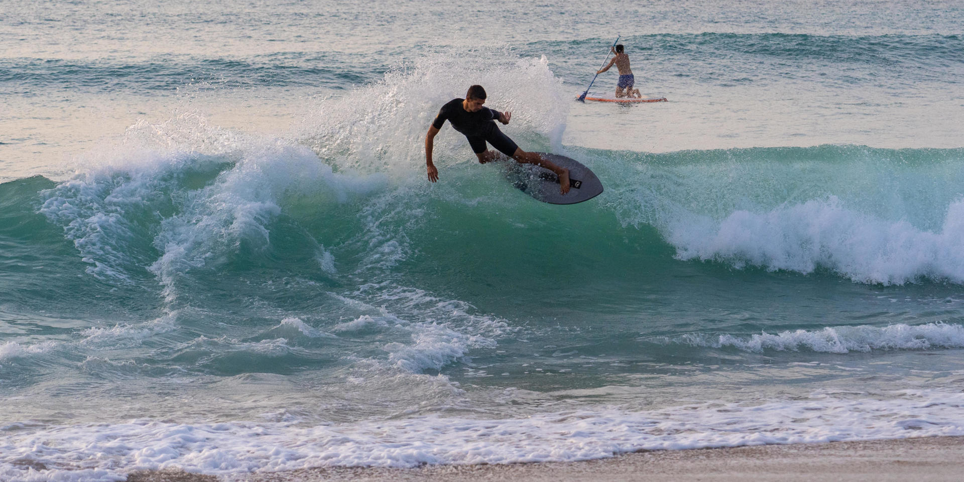 Le skimboard nos conseils pour découvrir ce sport d'eau unique