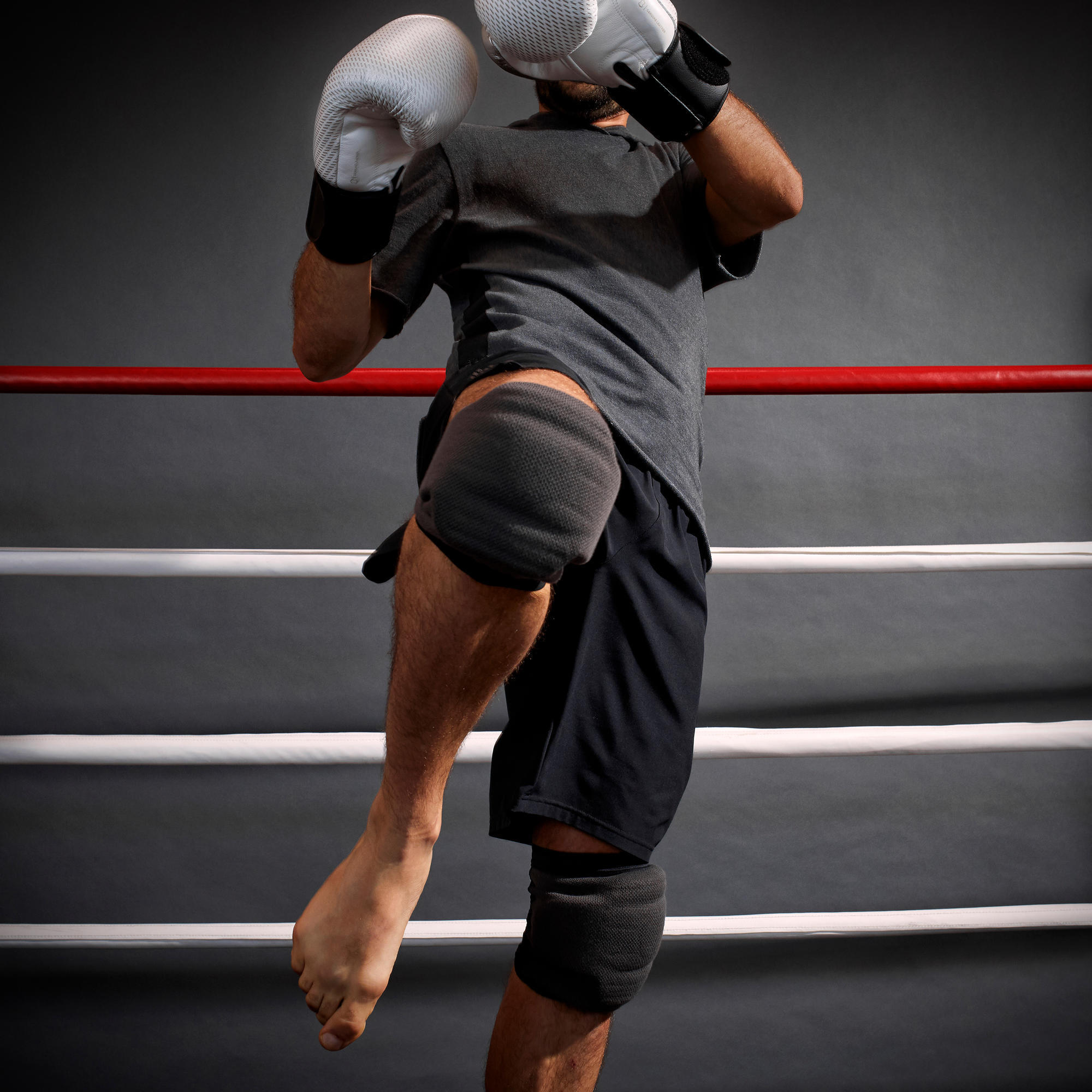 GINOCCHIERE DA COMBATTIMENTO 900 GRIGIO, PER L'ALLENAMENTO DI KICK-BOXING E MUAY THAI.