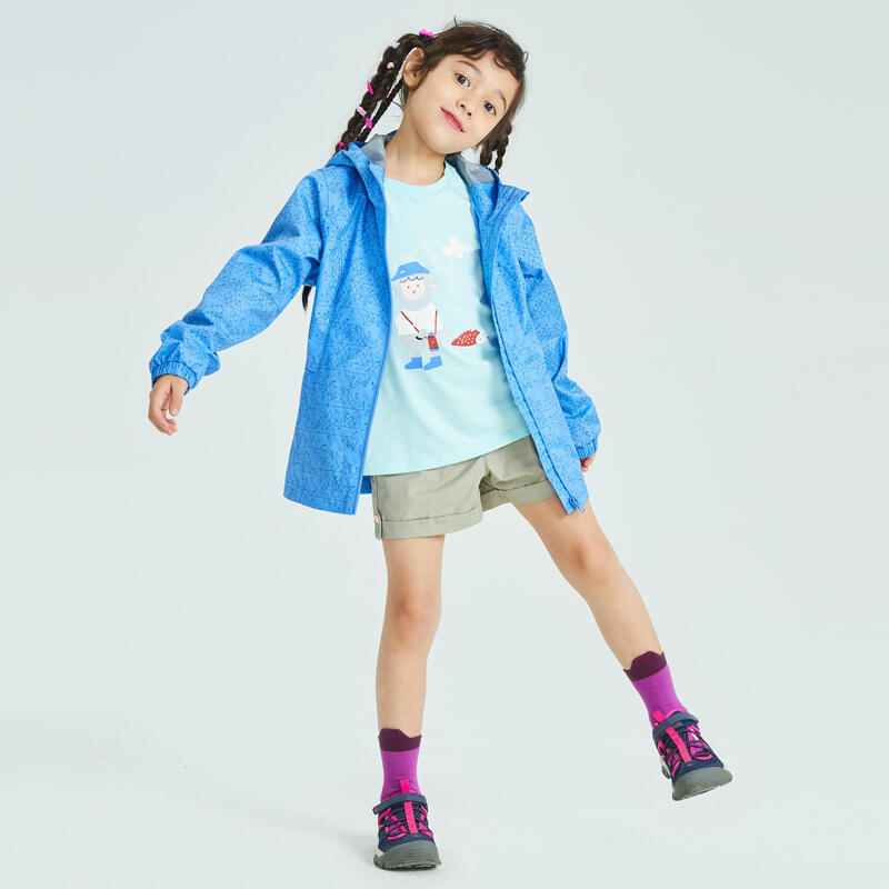 Cortaviento niña Niña en la naturaleza