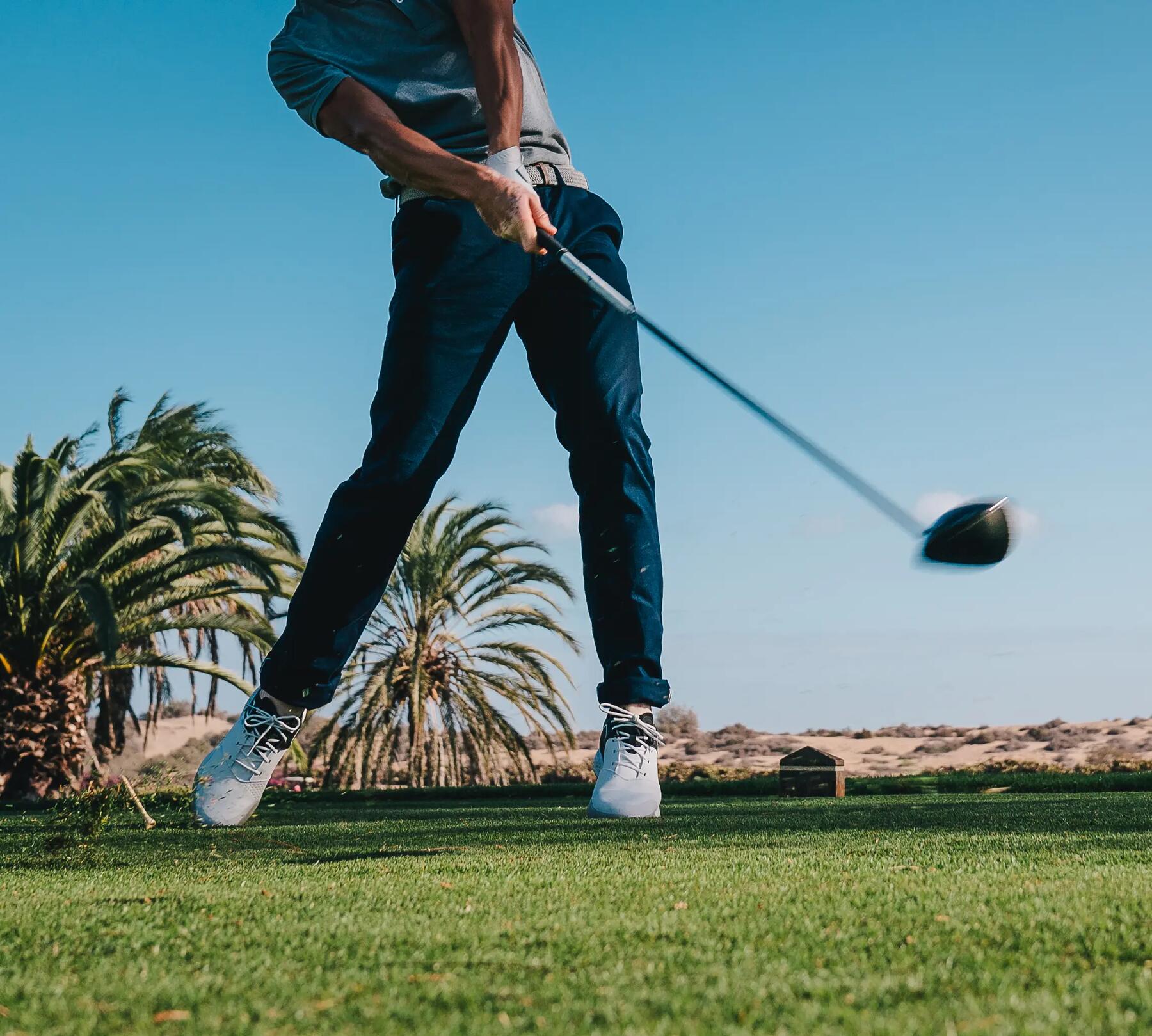 Hoe plant je een golftee in de grond?