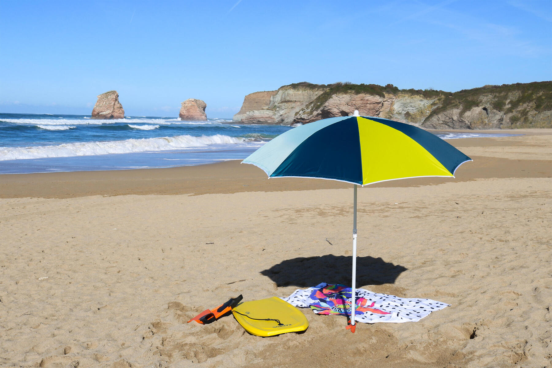 Parasol wbity w piasek na plaży