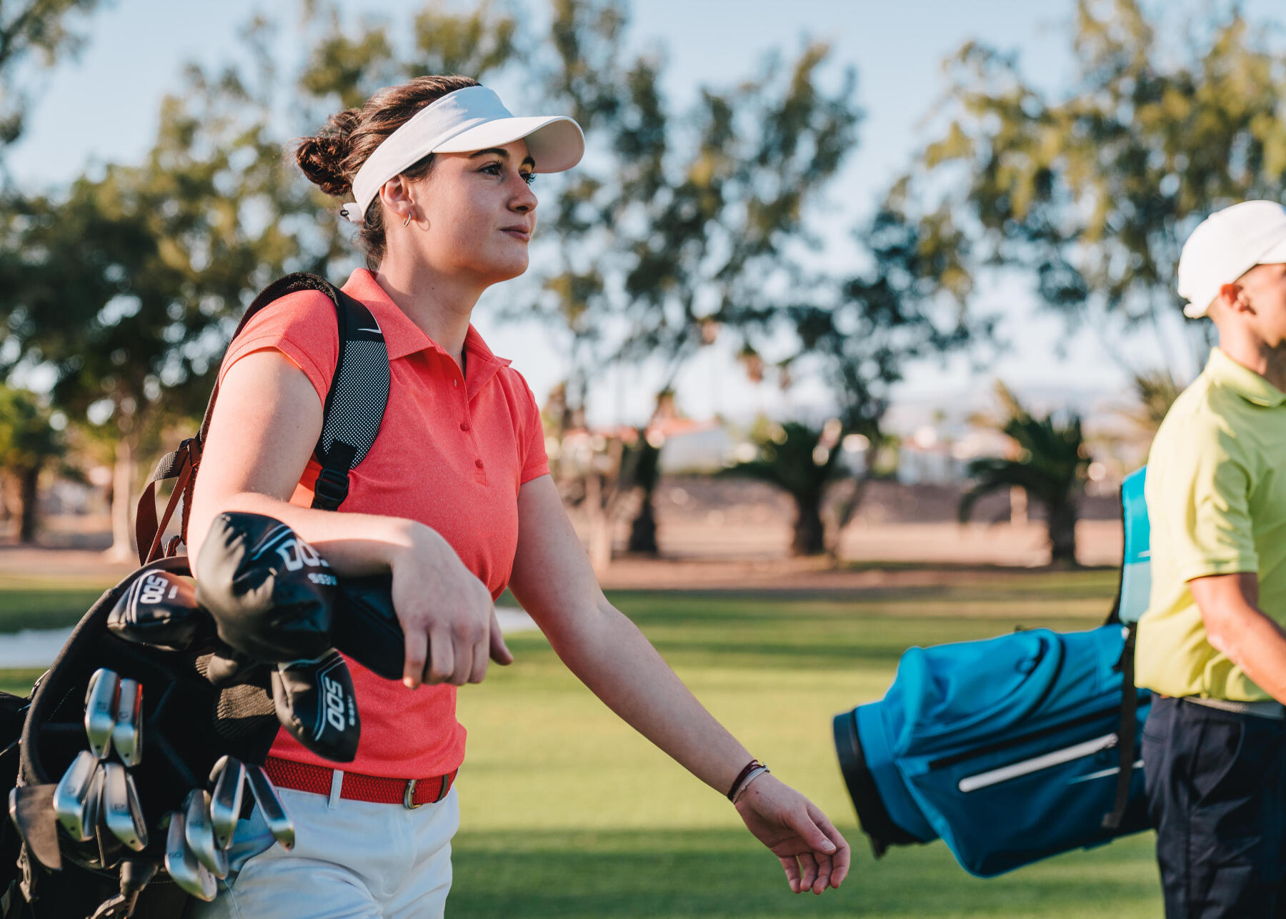 golfeurs marchant côte à côte sur le terrain