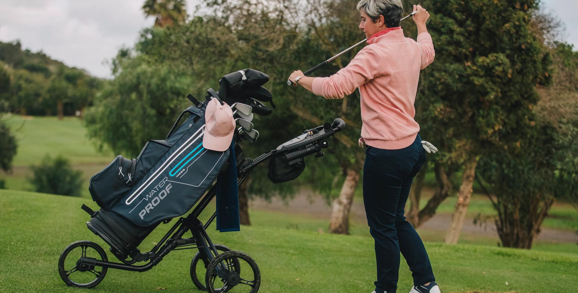 kobieta wyciągająca kij golfowy z torby golfowej