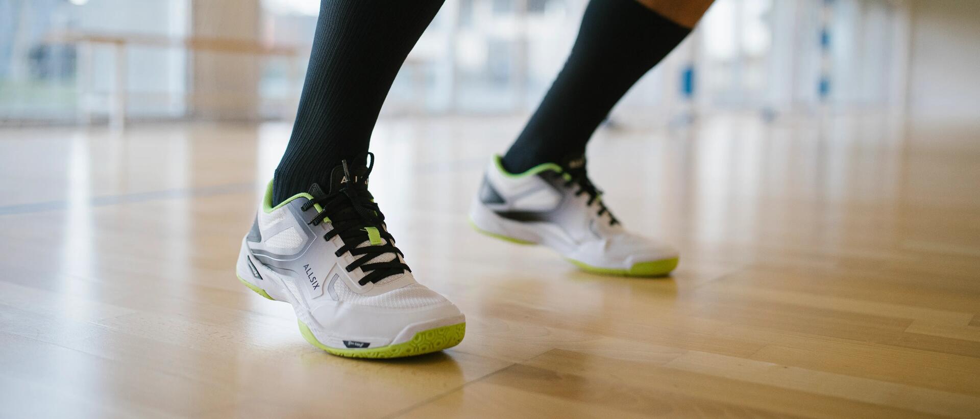 Nahaufnahme Volleyballschuhe auf Hallenboden