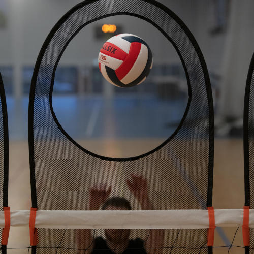 cible d'entrainement avec le ballon de volley-ball en action