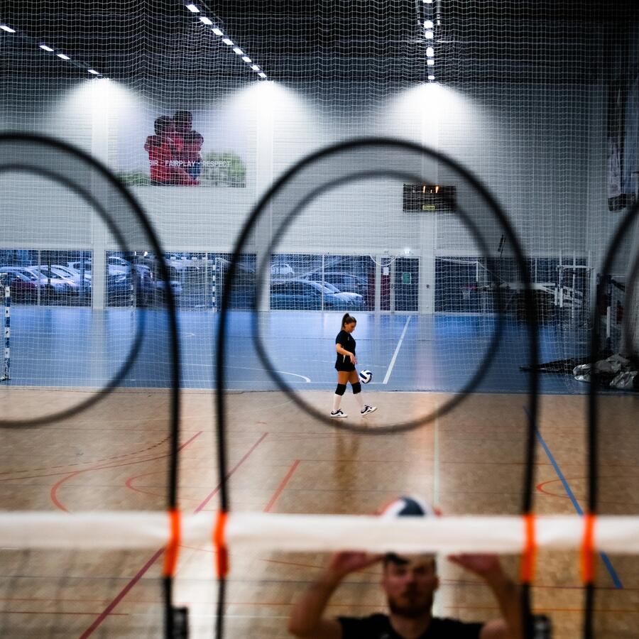 terrain de volley-bal avec cibles d'entrainement fixées au filet