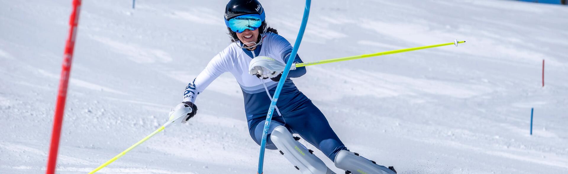 kobieta omijająca tyczki jadąc na nartach