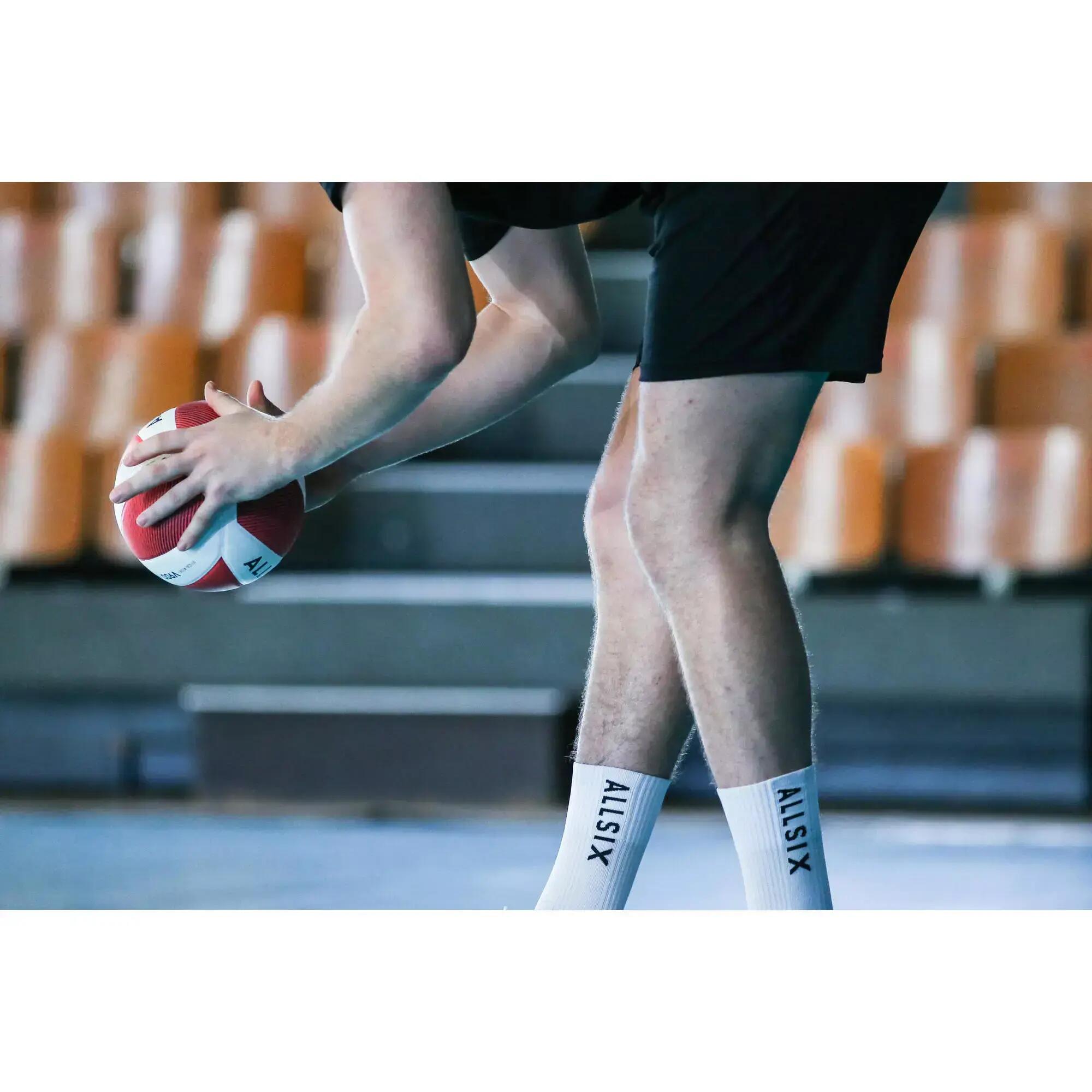 pallone da pallavolo tra le mani di un giocatore pronto a servire