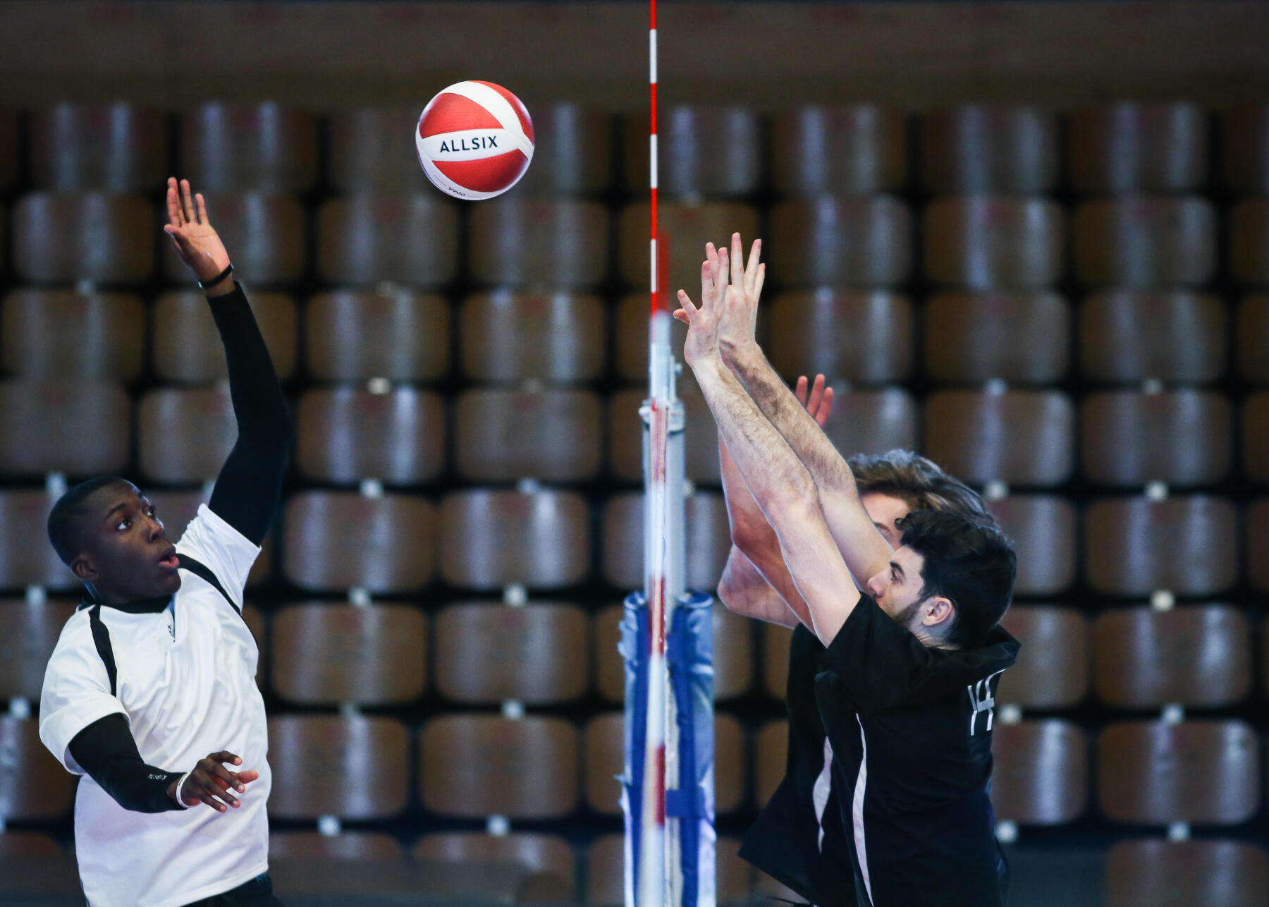 partita di pallavolo maschile in palestra