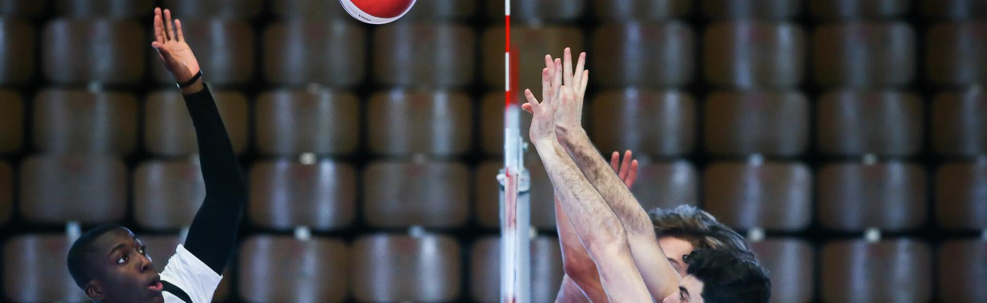 uomini giocando all pallavolo