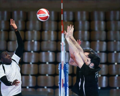 uomini giocando all pallavolo