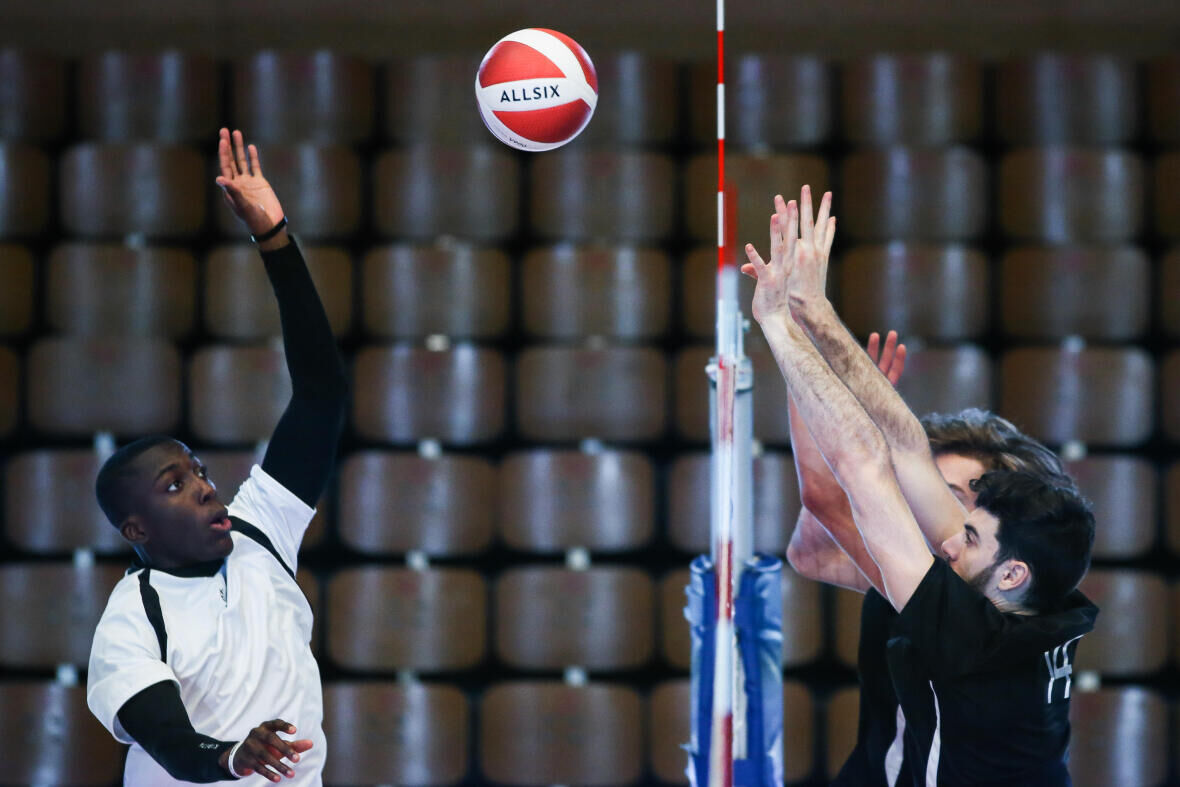 point-de-volleyball-se-jouant-au-filet-entre-deux-équipes-masculines