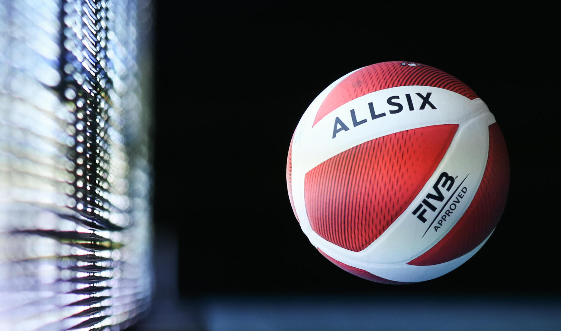 PALLONE PALLAVOLO ALLSIX IN CAMPO