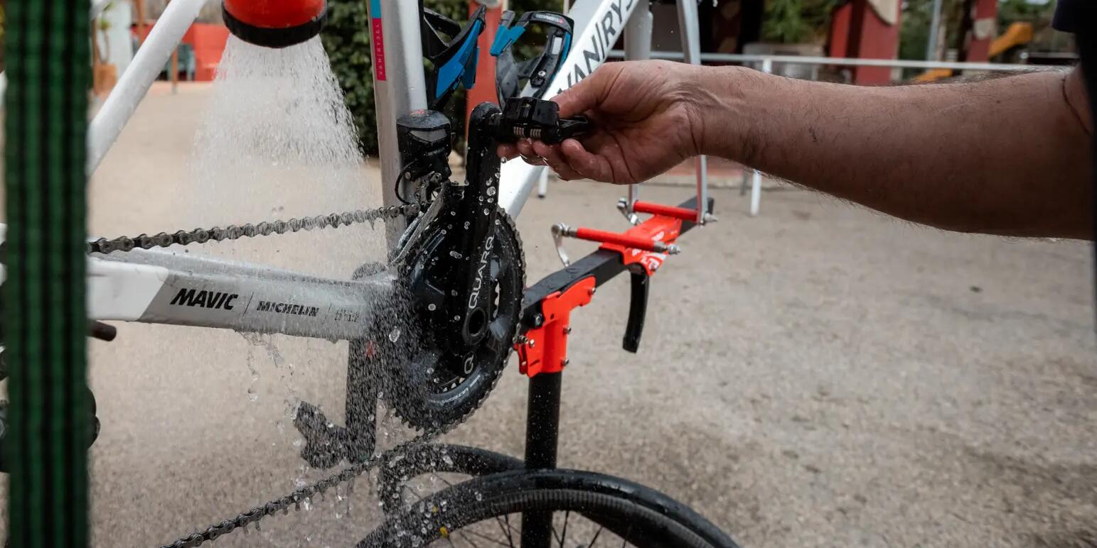 Je fietsketting schoonmaken en smeren: een stappenplan