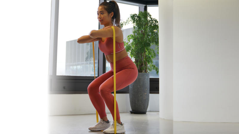 健身 | 彈力帶/拉力帶訓練 (1)：4個簡單動作練出臀腿及手臂線條