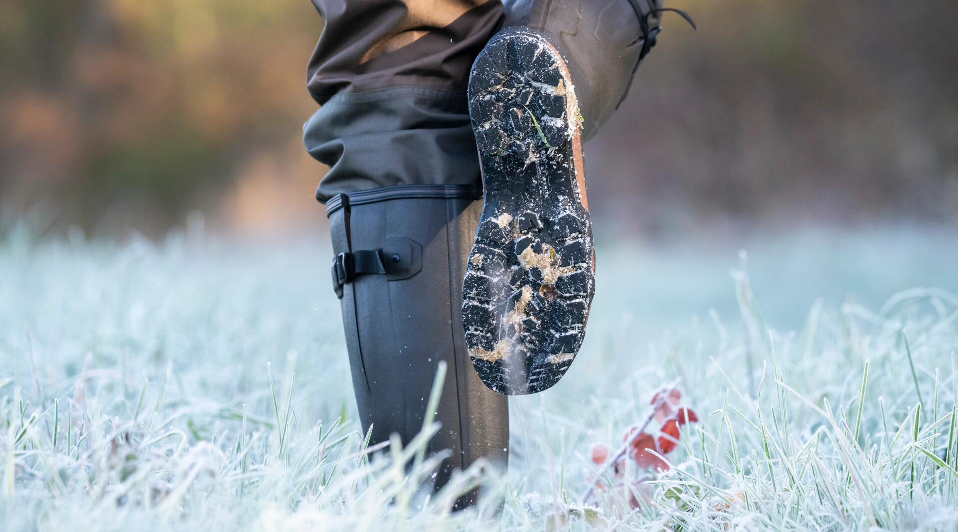 Chasser avec des bottes par temps froid