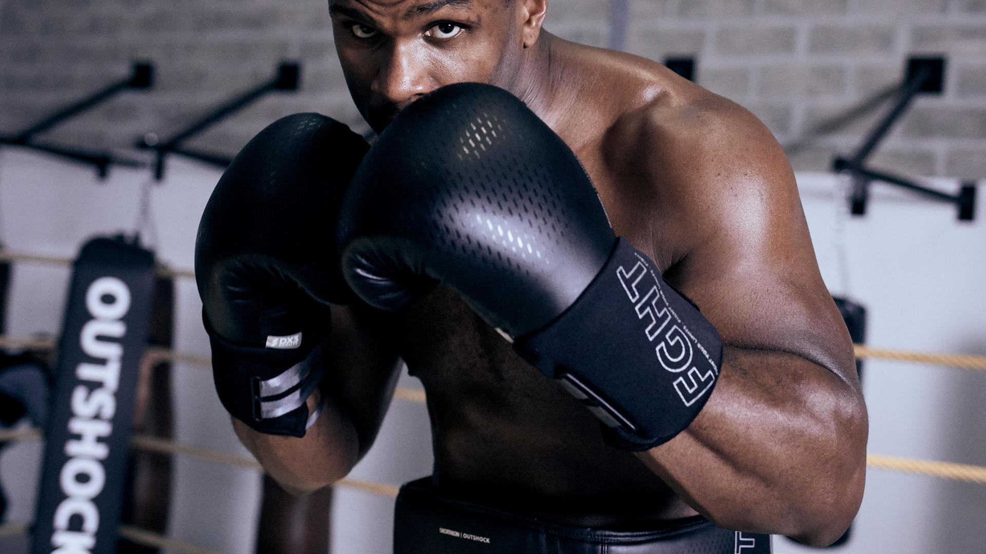 homme en position de garde de boxe