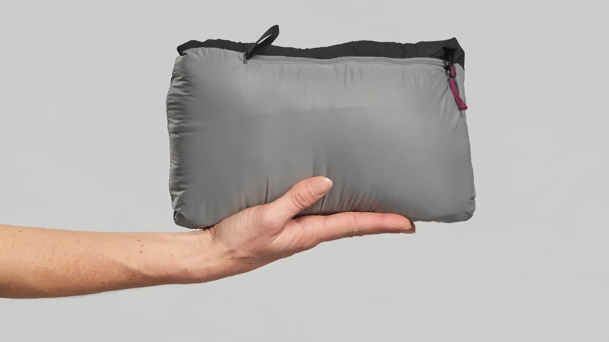 Die in ihre Tasche packen 