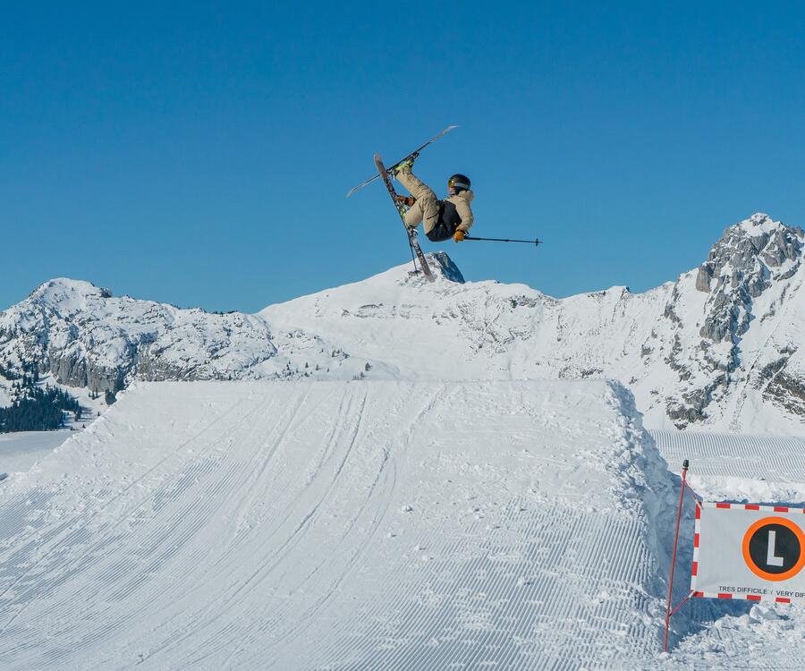 Entdecke das Freestye Ski- und Snowboardfahren für dich und lerne hier worauf es ankommt.