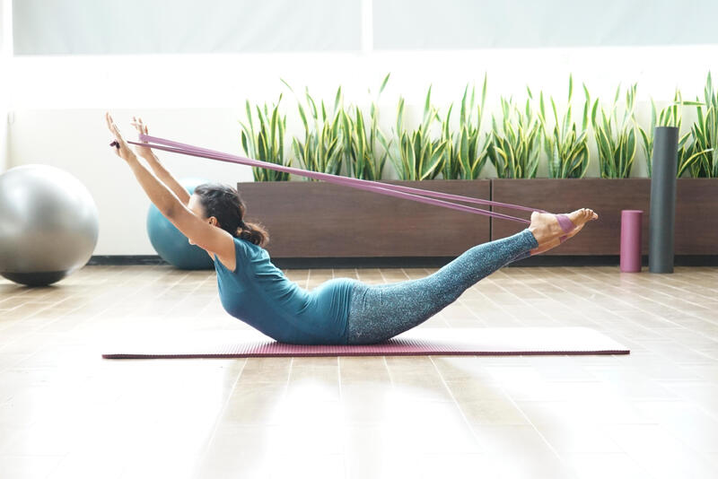 Trening pilates z gumami oporowymi. Ćwiczenia z taśmą mini band