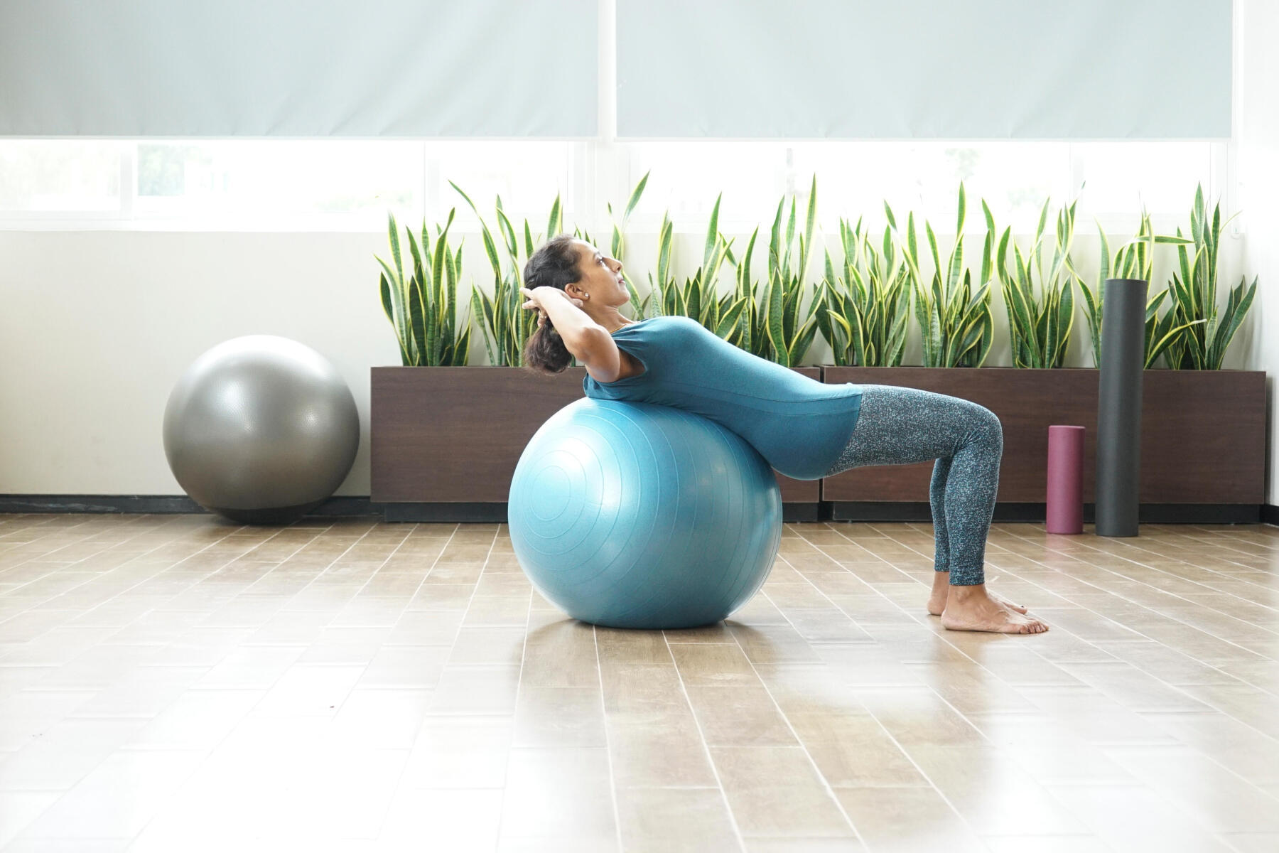 femme-pilates-swiss-ball