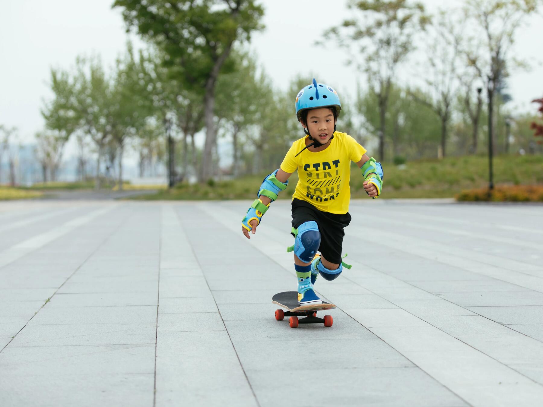 Bild von einem Kind auf einem Skateboard mit Schutzausrüstung