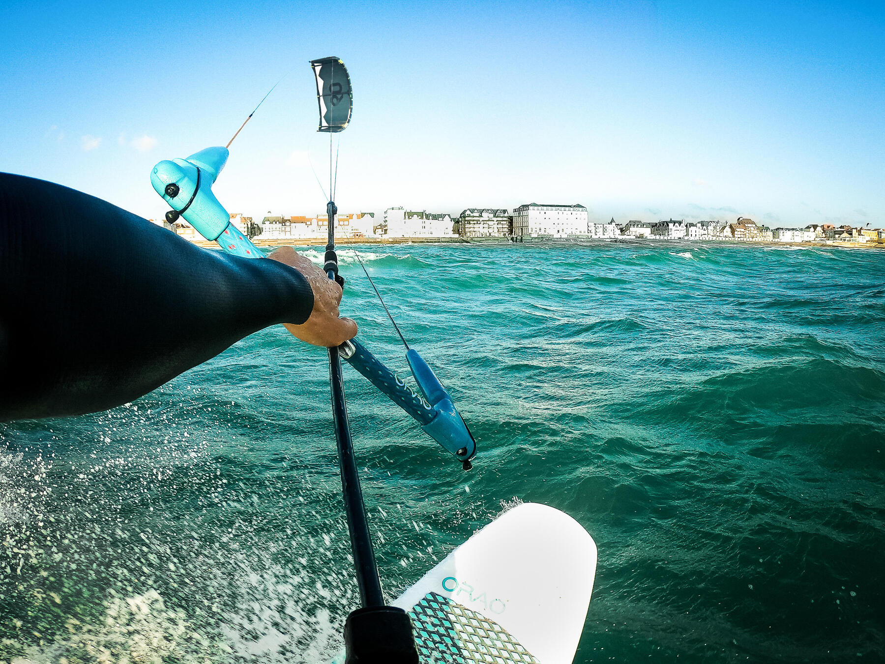 Osoba uprawiająca kitesurfing
