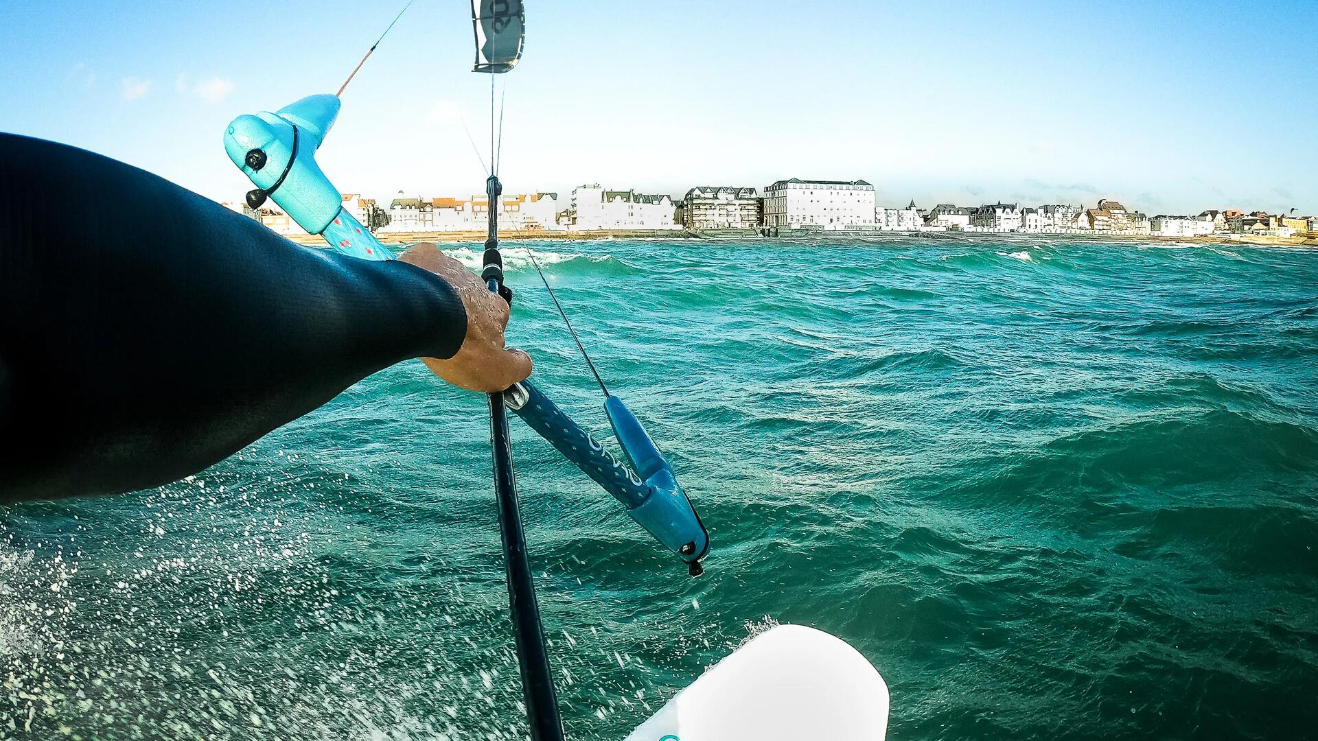 anna test het kitesurfen uit