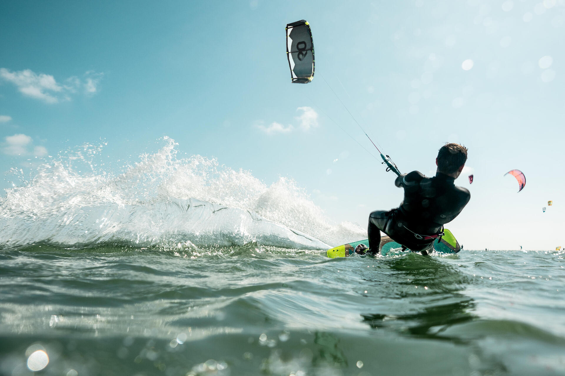Mężczyzna uprawiający kitesurfing