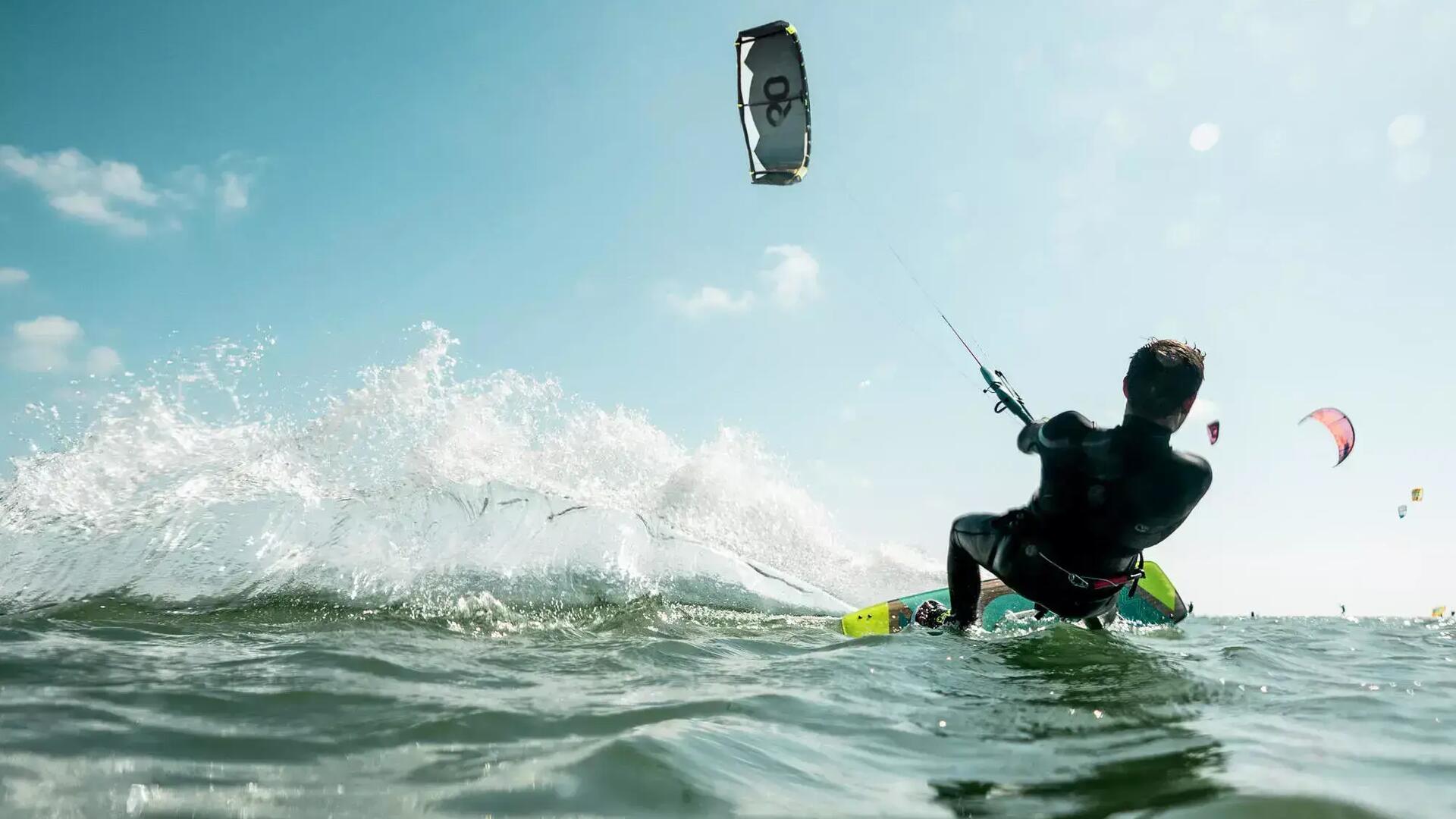Mężczyzna pływający na kitesurfingu