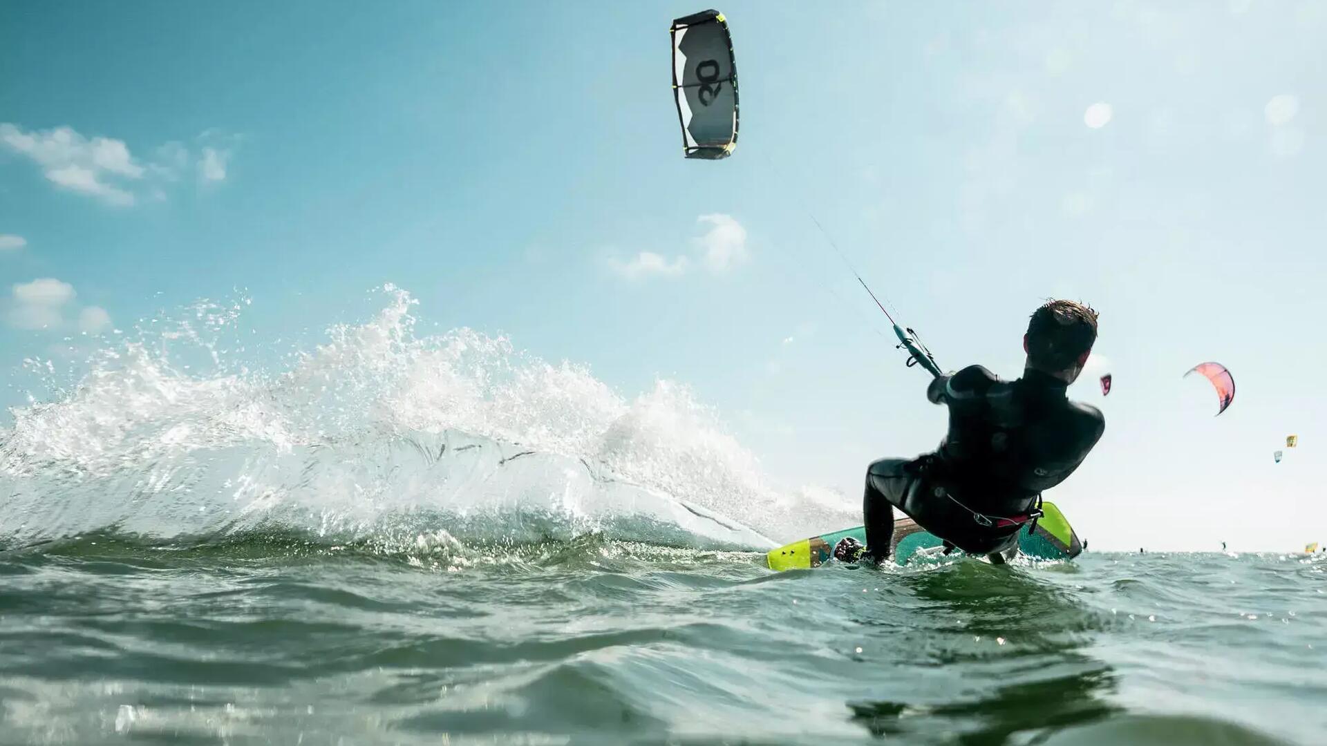 Mężczyzna pływający na kitesurfingu