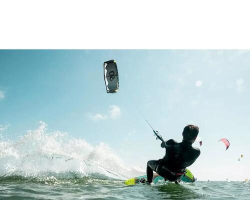 osoba uprawiająca kitesurfing