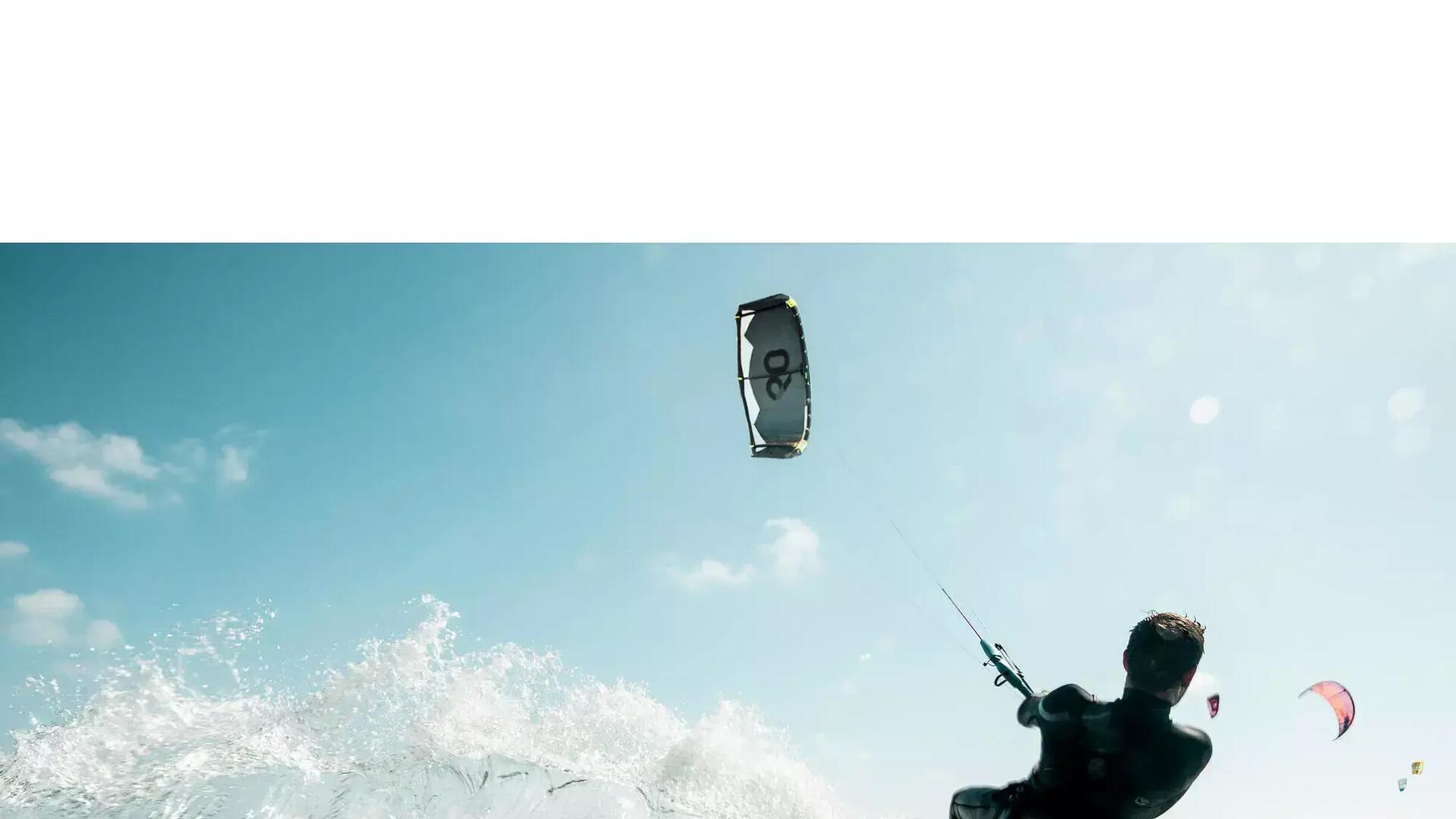 Mężczyzna pływający na kitesurfingu