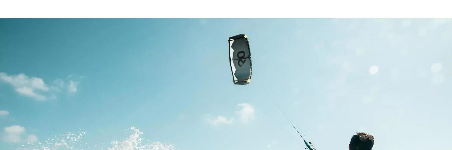 osoba uprawiająca kitesurfing